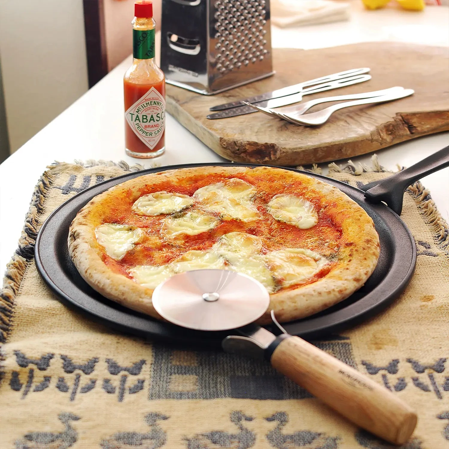 Iwachu Induction Cast-Iron Pizza Pan With Removable Handle 7 Iwachu Induction Cast-Iron Pizza Pan With Removable Handle - Image 7