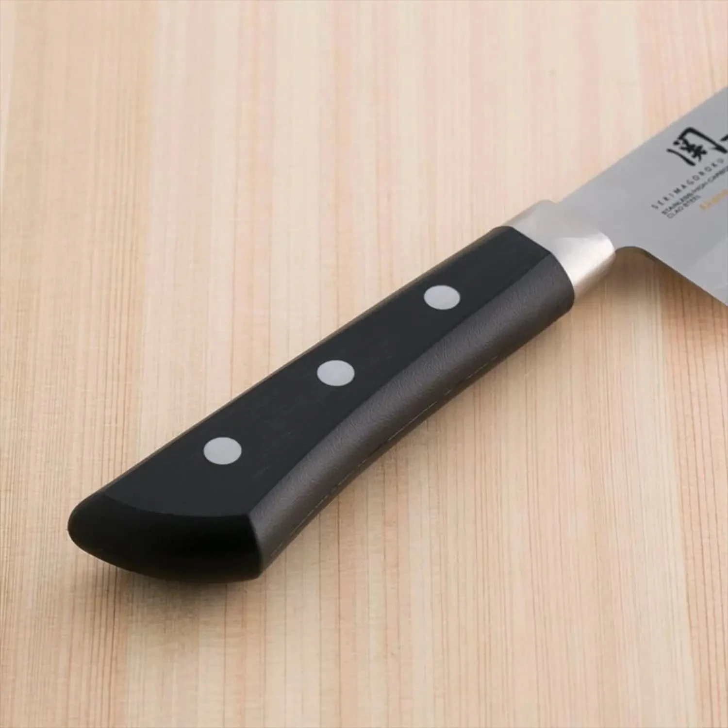 Kai Seki Magoroku Akane Stainless Steel Santoku Knife 4 Kai Seki Magoroku Akane Stainless Steel Santoku Knife - Image 4